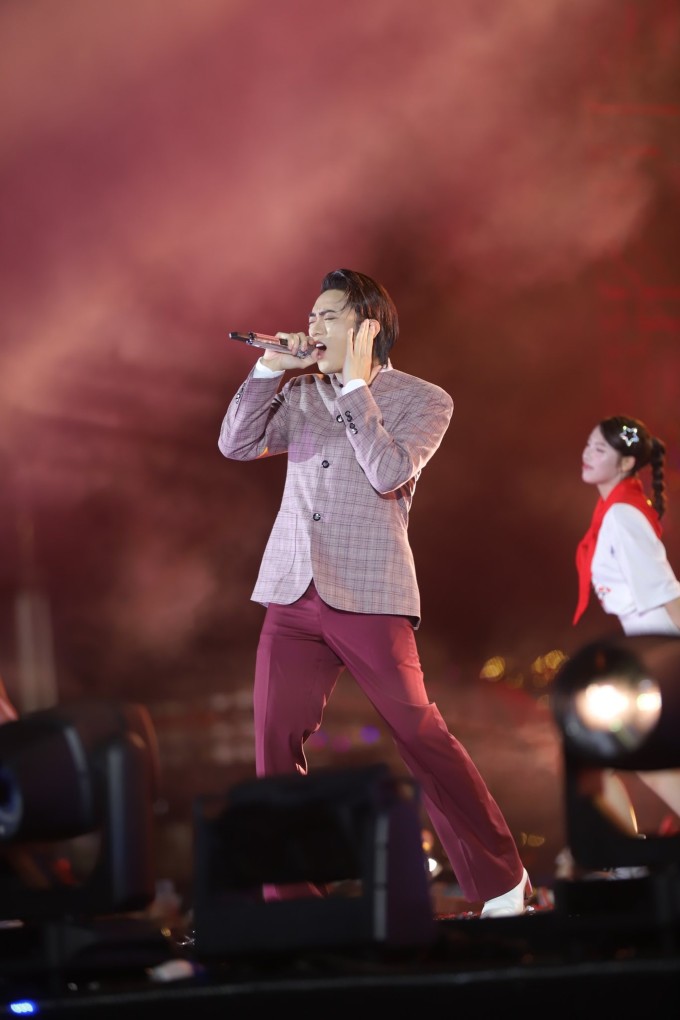 Concert 'Việt Nam trong tôi' diễn ra tối 26/8 tại sân khấu ngoài trời của Trung tâm triển lãm Việt Nam (VEC). Là người kết show, SOOBIN khiến không khí bùng nổ và hàng nghìn người hòa giọng khi hát hai ca khúc "Trở về" và "Tiến tới ước mơ".