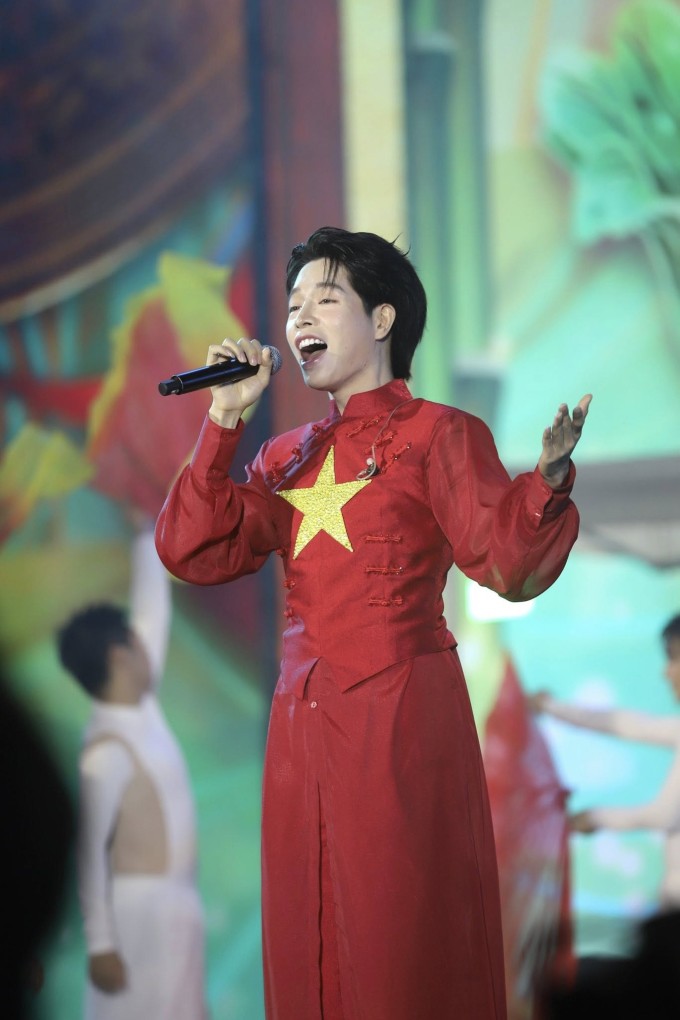 Đức Phúc khiến không gian trở nên lắng đọng với "Khát vọng là người Việt Nam" và "Do what you want" cùng lời nhắn nhủ về tình yêu gia đình, quê hương - nơi mỗi người đều tìm thấy sự bình yên khi trở về. Nam ca sĩ còn ủng hộ 150 triệu đồng ngay trên sân khấu để kịp thời hỗ trợ đồng bào miền Trung bị ảnh hưởng bởi cơn bão số 5.