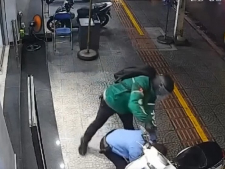 [CLIP] Đối tượng tấn công bảo vệ, cướp tiệm vàng ở Đà Nẵng