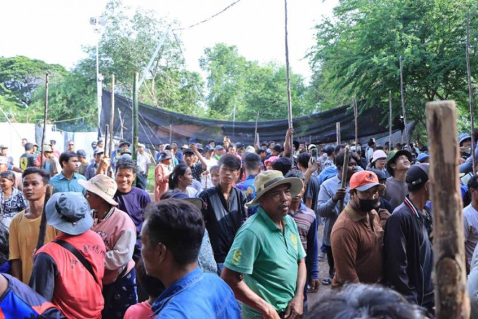 Dân Campuchia tập trung gần làng Ban Nong Chan, tỉnh Sa Kaeo, Thái Lan ngày 25/8. Ảnh: Lục quân Thái Lan