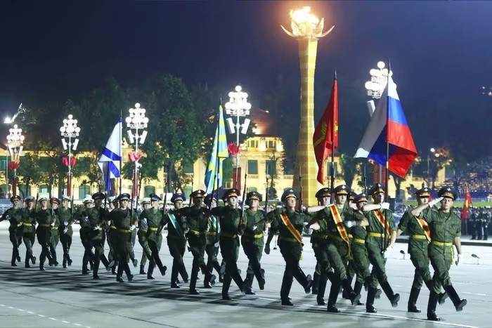 Thành viên&nbsp;Trung đoàn Cận vệ Độc lập số 154 Preobrazhensky tập luyện trên Quảng trường Ba Đình. Ảnh: Báo Chính phủ