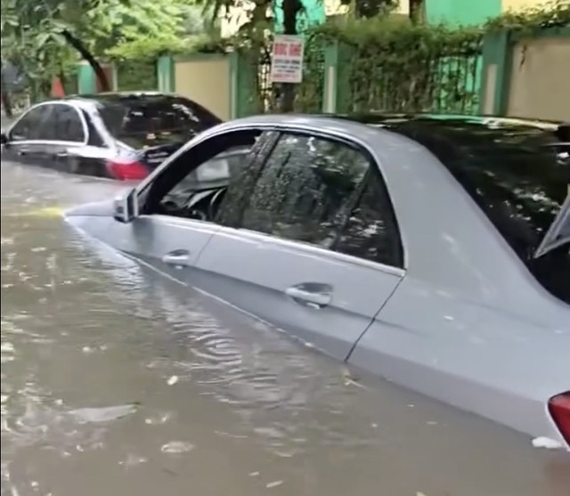 Ô tô bị ngập nước tại khu vực xã An Khánh, Hà Nội. Ảnh: Cắt từ clip
