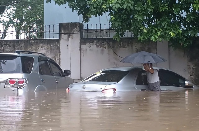 Ô tô bị nước nhấn chìm nửa xe trên địa bàn phường Đông Ngạc, Hà Nội. Ảnh: Tuấn Anh