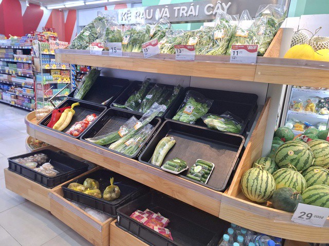 Sáng sớm ngày 27/8, rau xanh tại siêu thị WinMart đã khá thưa thớt. Ảnh: Quỳnh Mai.