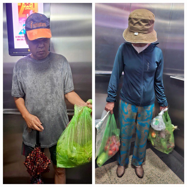 Người dân vất vả lội nước, đội mưa đi mua rau vào chiều 26/8. Ảnh: Quỳnh Mai.