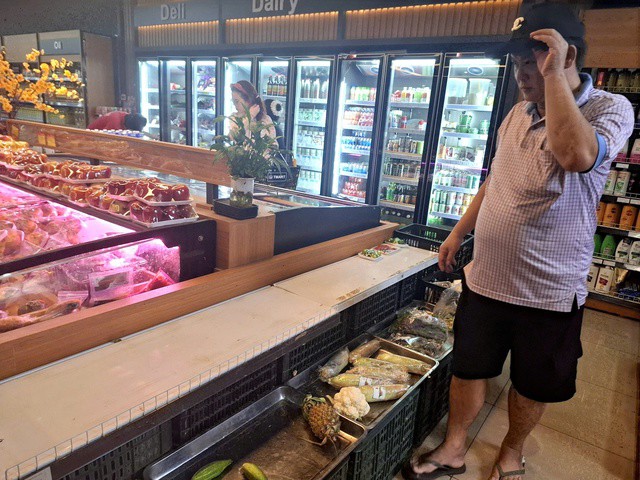 Người dân ngỡ ngàng khi quầy rau tại siêu thị T mart trống rỗng liên tục trong 2 ngày 26-27/8. Ảnh: Quỳnh Mai.