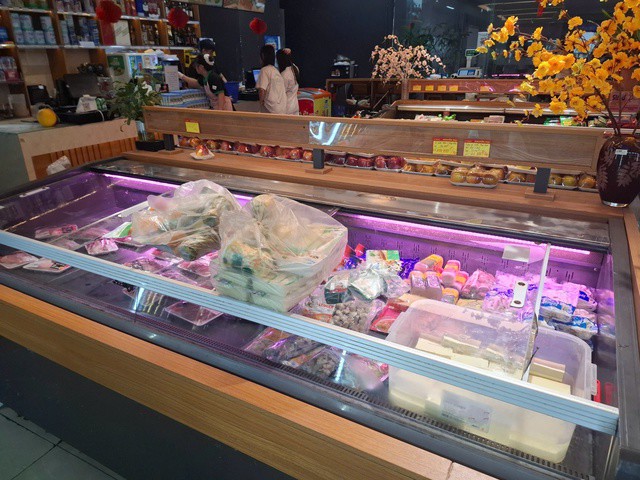 Sáng 27/8, không chỉ rau xanh, trứng tại siêu thị T mart cũng không còn, thịt cá thưa thớt. Ảnh: Quỳnh Mai.