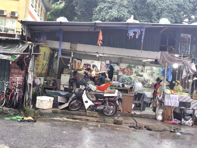 Sạp rau ở chợ đóng cửa, nghỉ bán. Ảnh: Quỳnh Mai.