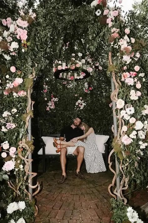 Taylor Swift hạnh phúc bên bạn trai sau khi nhận lời cầu hôn.