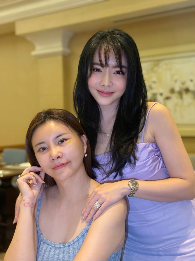 NSƯT Kim Oanh khi ở Hàn Quốc cùng một người em thân thiết sau ba tuần phẫu thuật.