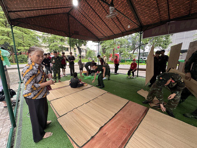 Người dân không ngại mưa gió đi xem sơ duyệt và hành động ấm lòng của các chiến sĩ - 1