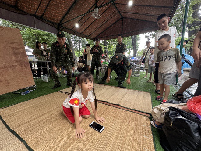 Người dân không ngại mưa gió đi xem sơ duyệt và hành động ấm lòng của các chiến sĩ - 2