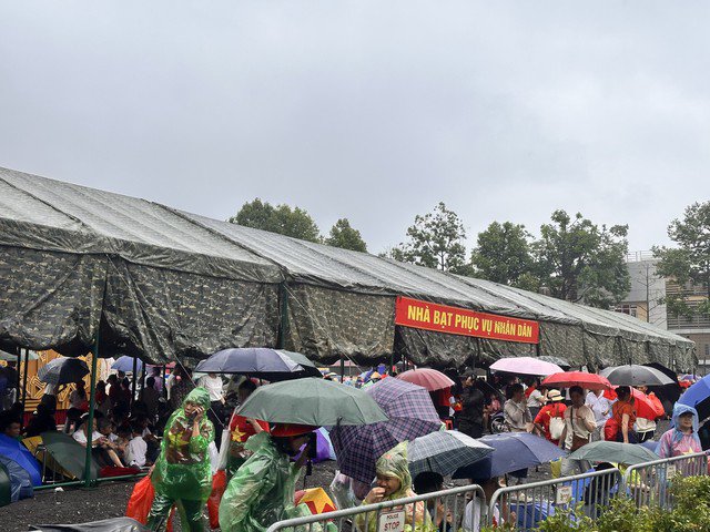 Nhà bạt dã chiến tại đường Nguyễn Thái Học - Hùng Vương. Ảnh: T.Sơn