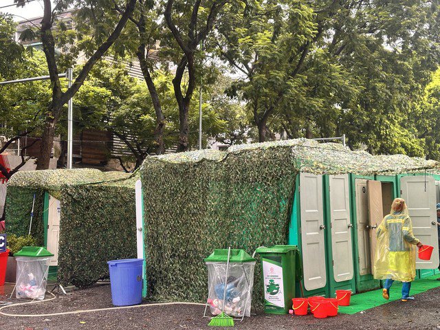 Hàng chục nhà vệ sinh lưu động được bố trí phục vụ người dân. Ảnh: T.Sơn