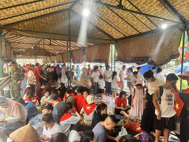 Người dân "lấp đầy" khu nhà bạt ở ngã tư Hùng Vương - Nguyễn Thái Học từ rất sớm. Ảnh: T.Sơn