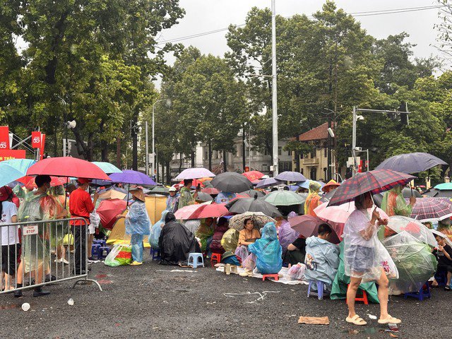 Bên ngoài, phía đường Hùng Vương, người dân cũng đã đến rất đông. Ảnh: T. Sơn.