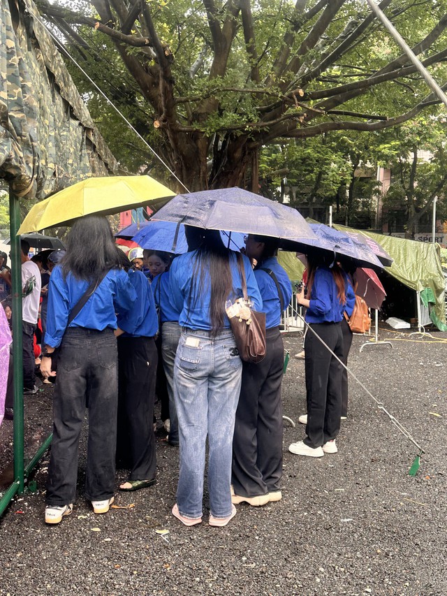 Lực lượng thanh niên tình nguyễn đã sẵn sàng giúp đỡ người dân. Ảnh: T.Sơn