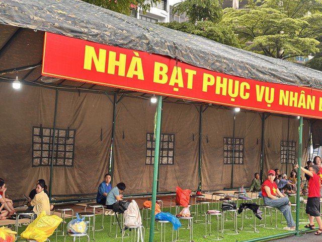 Nhà bạt tại đường Kim Mã vắng vẻ, tuy nhiên nhiều người cho rằng chỉ ít giờ nữa nơi này sẽ được "lấp đầy". Ảnh: T.Sơn