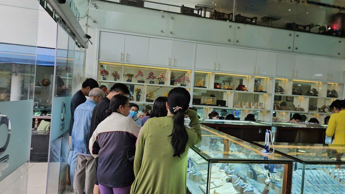 Bất chấp giá vàng tăng trong sáng nay, nhiều người vẫn rủ nhau đi mua vàng