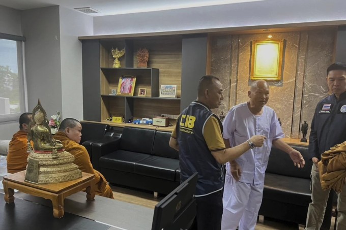 Nhà sư Alongkot (áo trắng) trao đổi với cảnh sát tại Bangkok, ngày 26/8. Ảnh: BP