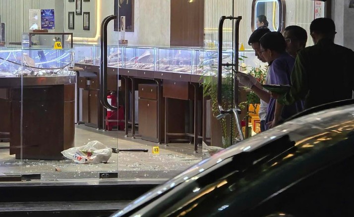 Hiện trường vụ cướp tiệm vàng.