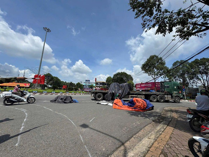 2 cuộn tôn rơi từ xe container xuống đường