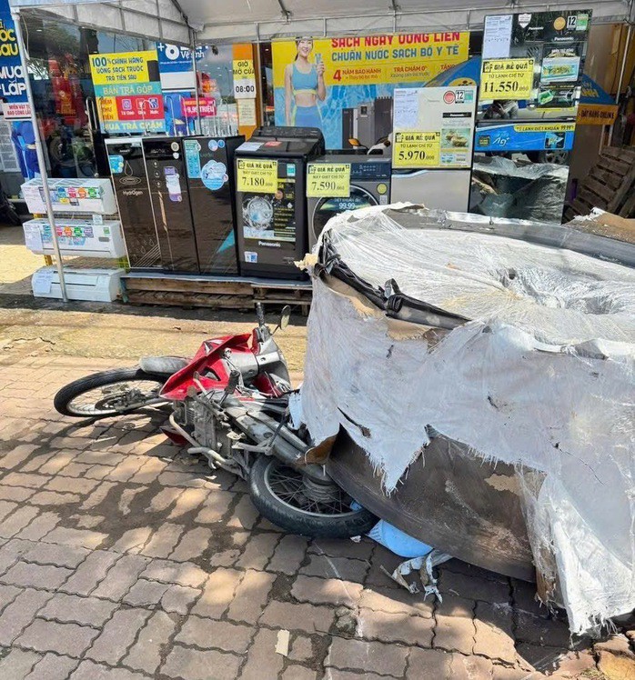 Cuộn thép đè lên xe của người bán vé số
