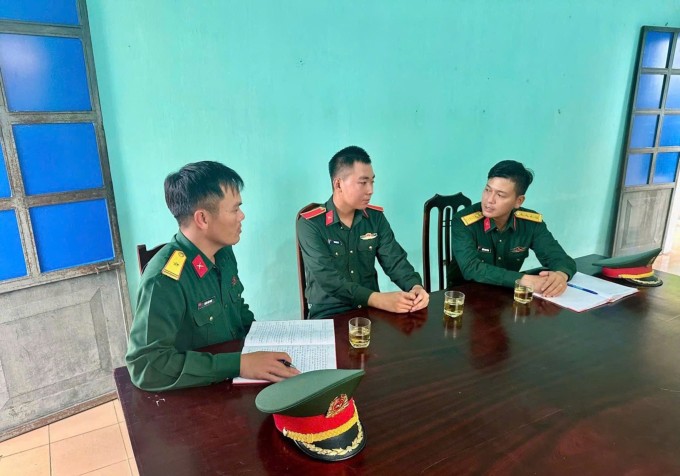 Chiến sĩ Phan Gia Huy (giữa) được cán bộ chỉ huy đơn vị động viên.