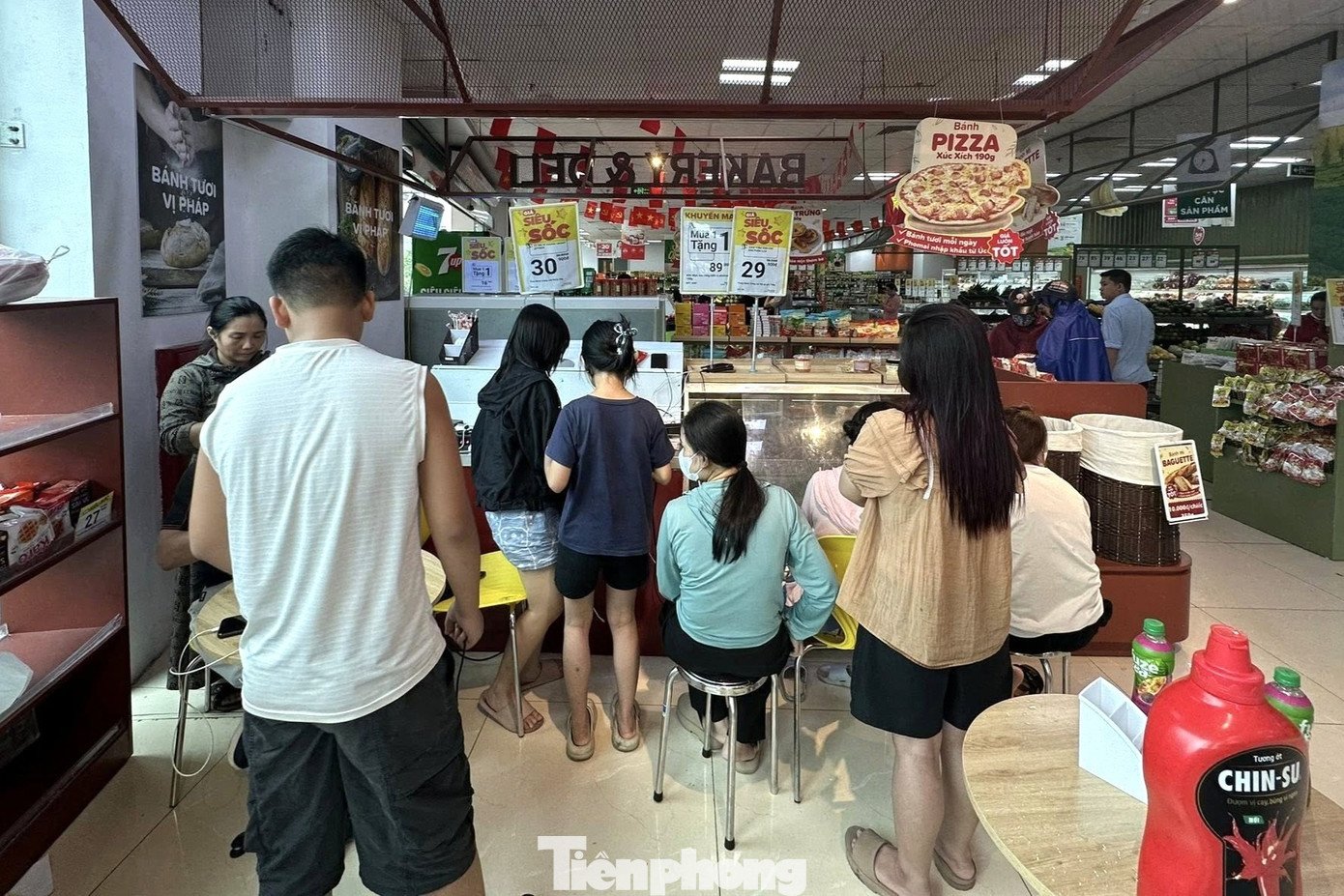 Chật kín người ngồi chờ sạc điện thoại ở trung tâm thương mại, chung cư - 12