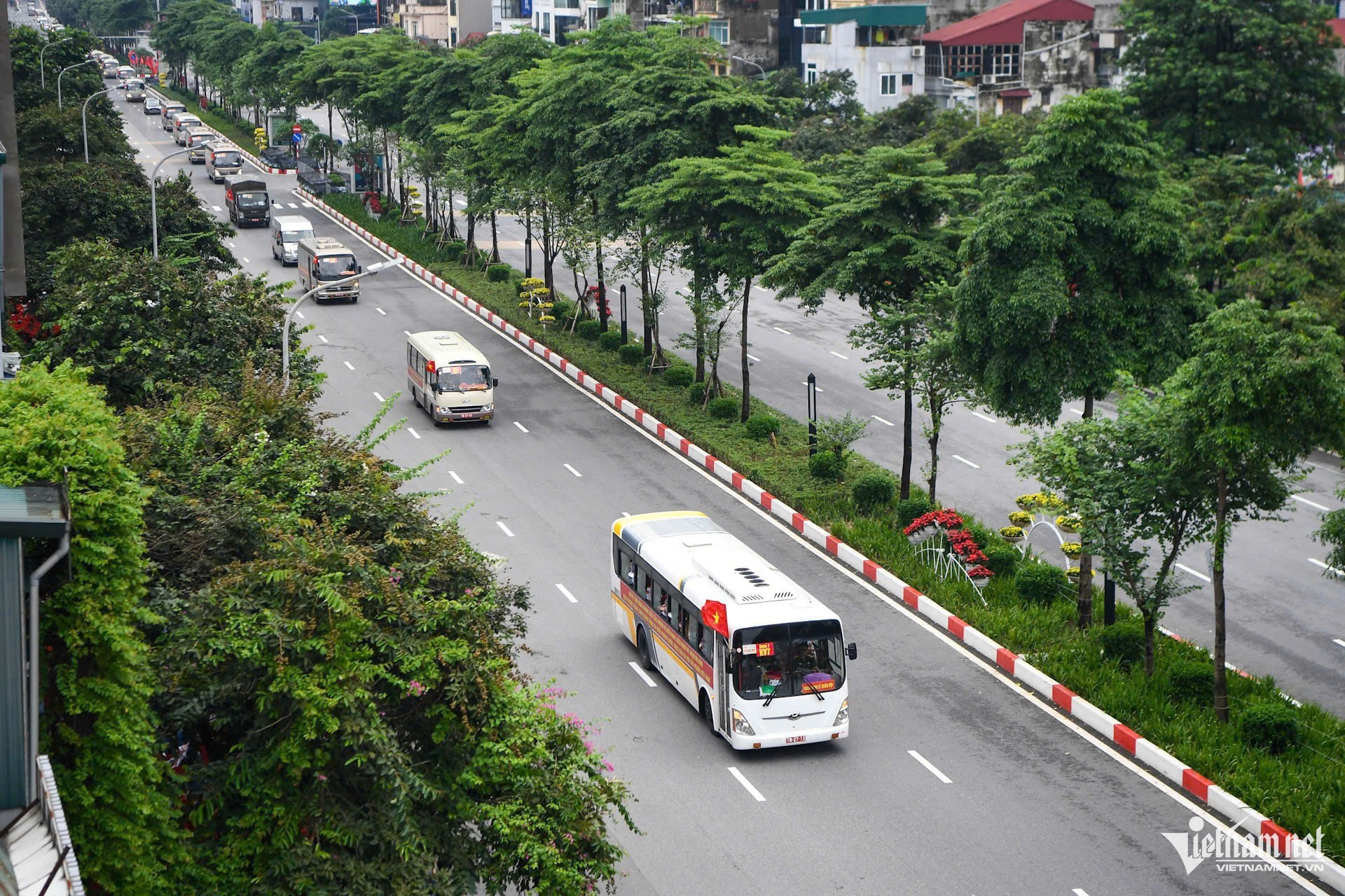 Đoàn xe chở các khối diễu binh, diễu hành đi qua đường Văn Cao. Ảnh: Đức Anh