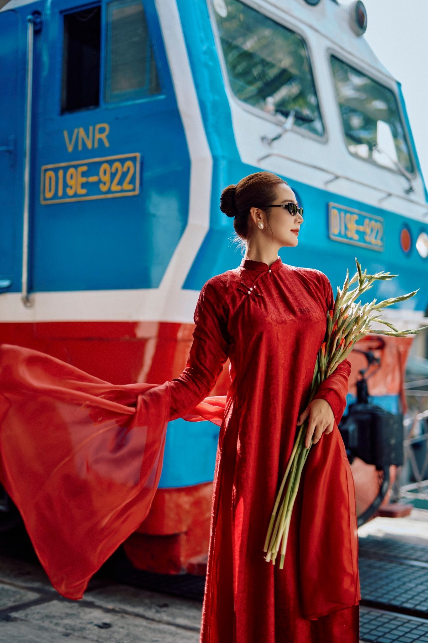 Trong trang phục giản dị nhưng tinh tế, Huyền Lizzie khoe trọn vẻ đẹp dịu dàng và thanh lịch.