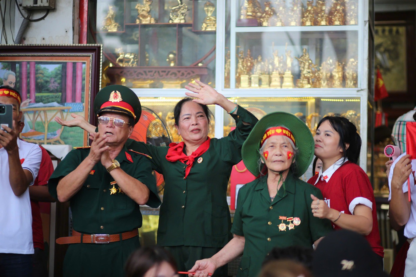 "Nụ cười hòa bình" trên khuôn mặt rạng rỡ của những cựu chiến binh, cựu thanh niên xung phong đã lan tỏa tới những người trẻ về giá trị của hòa bình.