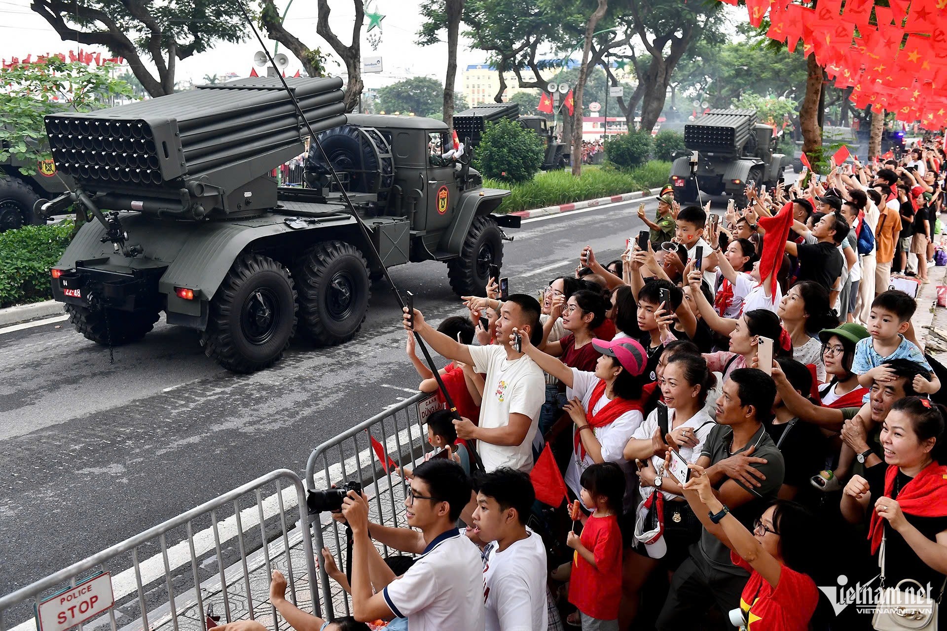&nbsp;Pháo phản lực bắn loạt tự hành BM-21 Grad không chỉ là vũ khí mà còn là biểu tượng của sức mạnh hỏa lực. Ảnh: Hoàng Hà