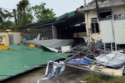 Tin tức trong ngày - Nhiều bệnh viện ở Nghệ An tan hoang sau bão