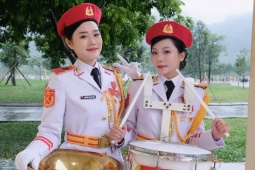 Bạn trẻ - Cuộc sống - Nữ chiến sỹ khối "hoa hậu" mang trống 10kg diễu binh