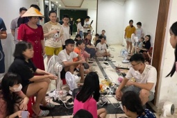 Chật kín người ngồi chờ sạc điện thoại ở trung tâm thương mại, chung cư