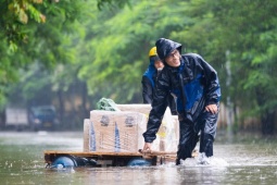 Tin tức trong ngày - Mưa lớn kéo dài, một số tuyến phố Hà Nội vẫn ngập sâu, cuộc sống sinh hoạt bị đảo lộn