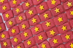 Cách làm cookie cờ đỏ sao vàng, món quà tặng ý nghĩa dịp Quốc khánh 2/9