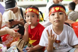 Người dân không ngại mưa gió đi xem sơ duyệt và hành động ấm lòng của các chiến sĩ