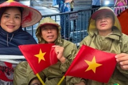 Tin tức trong ngày - Người dân ‘đội nắng, thắng mưa’ cắm trại xuyên đêm chờ xem sơ duyệt diễu binh, diễu hành