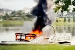 Tin tức trong ngày - Vụ cháy trên cầu chữ Y ở hồ Xuân Hương là do đốt vàng mã