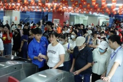 Tin tức trong ngày - Tàu Cát Linh - Hà Đông chật cứng người đi xem diễu binh