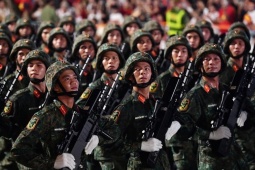 Tin tức trong ngày - Các khối diễu binh tỏa ra các tuyến phố Hà Nội, chung vui với nhân dân