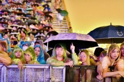 Hàng chục nghìn khán giả đội mưa tầm tã xem 'concert quốc gia'