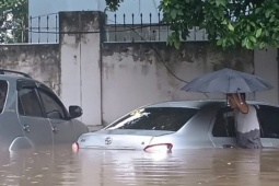 Hàng loạt ô tô ngập nước sau mưa lớn ở Hà Nội, đơn vị nào sẽ chịu trách nhiệm bồi thường?