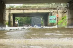 Tin tức trong ngày - 'Phong toả' nhiều hầm chui đại lộ Thăng Long vì ngập sâu