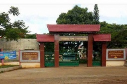 Phụ huynh phản ứng vì trường yêu cầu học sinh mặc đồng phục "lộn xộn, diêm dúa"