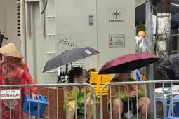 Tin tức trong ngày - Xếp ghế, trải bạt ở vỉa hè để bán chỗ xem diễu binh, diễu hành sẽ bị xử lý ra sao?