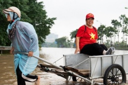 Đại lộ Thăng Long ùn tắc vì ngập, dịch vụ xe kéo đắt khách