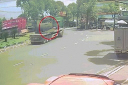 Media - CLIP: Kinh hoàng cảnh 2 cuộn tôn nặng hàng tấn rơi xuống đường phố TP HCM